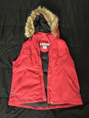 Columbia Red Hooded Puffer Jacket with Faux Fur Trim